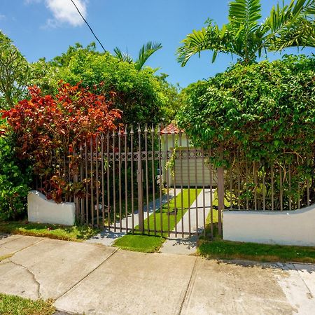 Seaside Haven: Gated 2-Bedroom with Den and Parking Miami Exterior photo