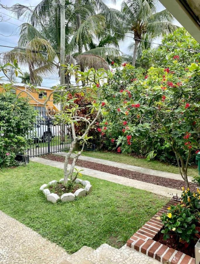 Seaside Haven: Gated 2-Bedroom with Den and Parking Miami Exterior photo