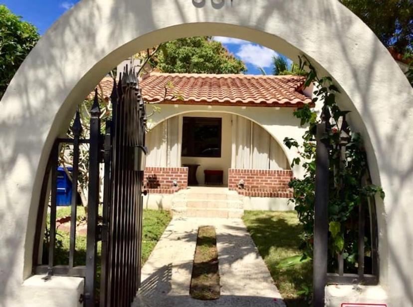 Seaside Haven: Gated 2-Bedroom with Den and Parking Miami Exterior photo