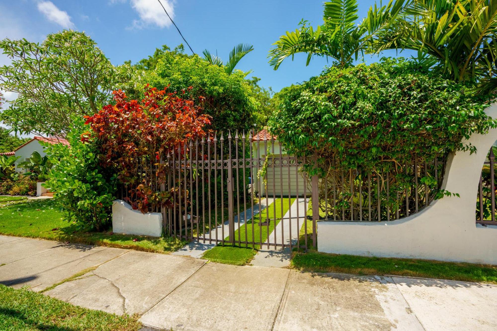 Seaside Haven: Gated 2-Bedroom with Den and Parking Miami Exterior photo
