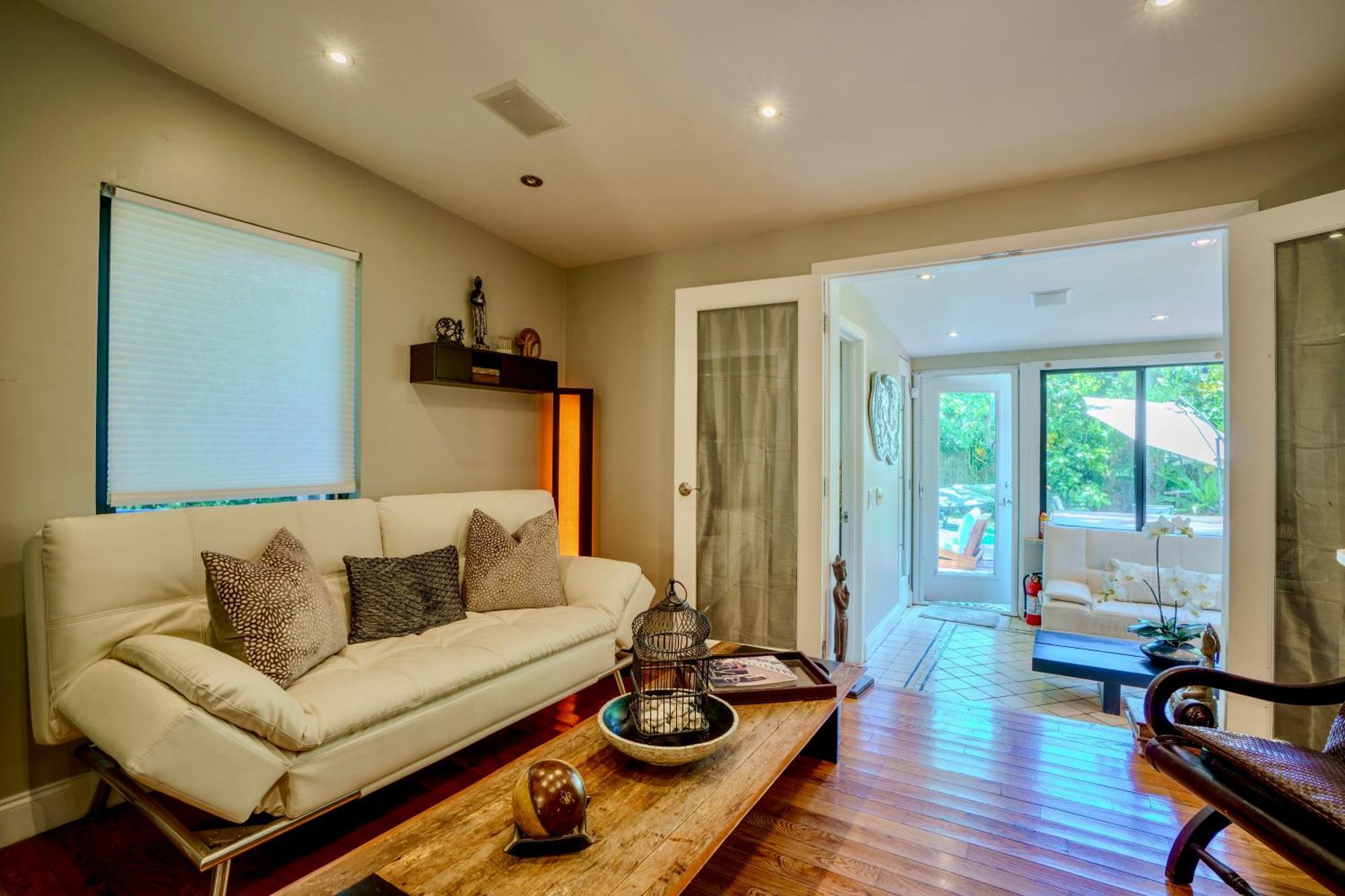 Seaside Haven: Gated 2-Bedroom with Den and Parking Miami Exterior photo
