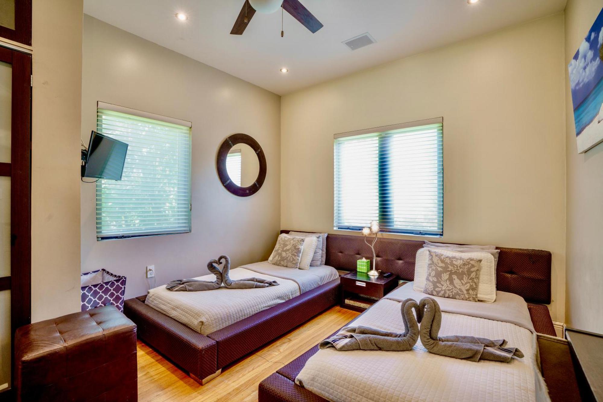 Seaside Haven: Gated 2-Bedroom with Den and Parking Miami Exterior photo