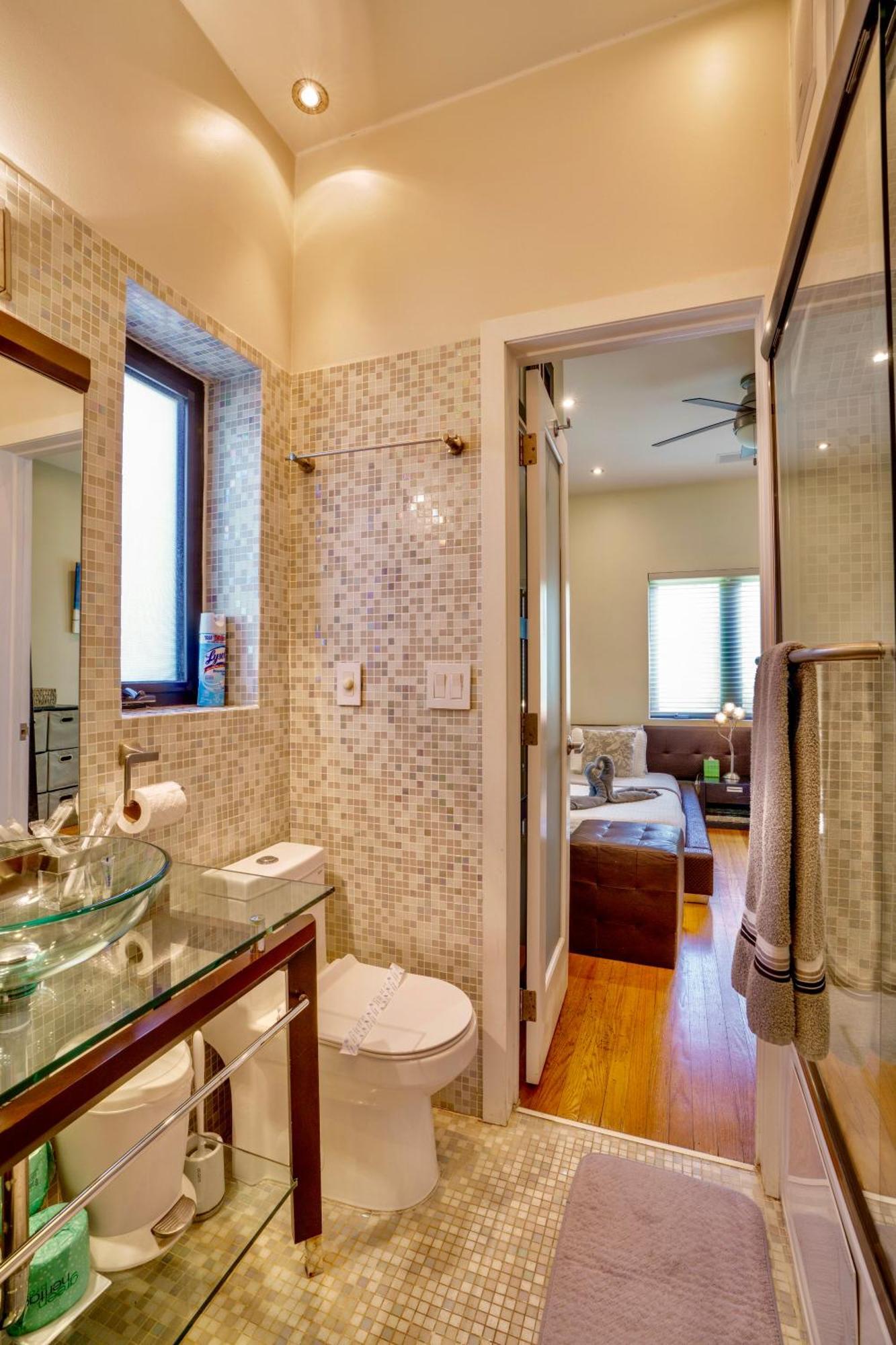 Seaside Haven: Gated 2-Bedroom with Den and Parking Miami Exterior photo