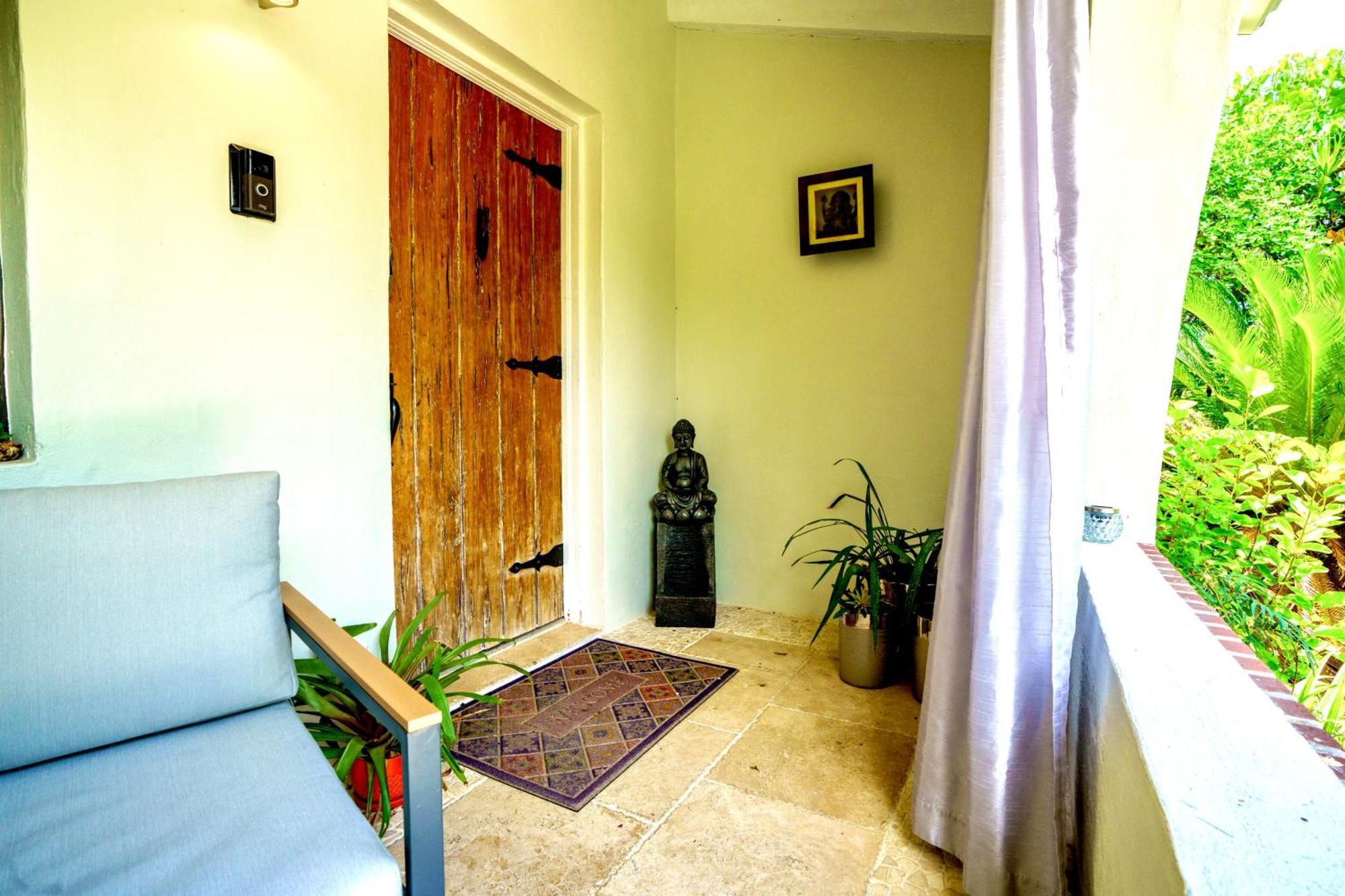 Seaside Haven: Gated 2-Bedroom with Den and Parking Miami Exterior photo