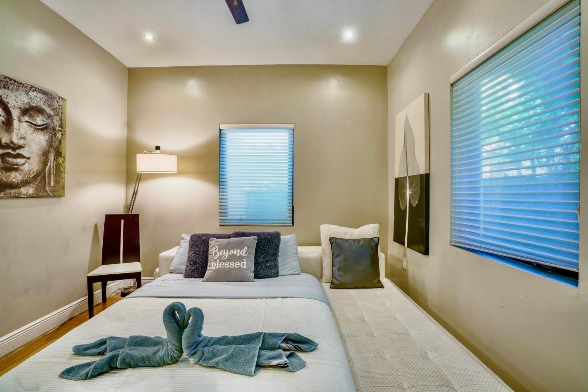 Seaside Haven: Gated 2-Bedroom with Den and Parking Miami Exterior photo