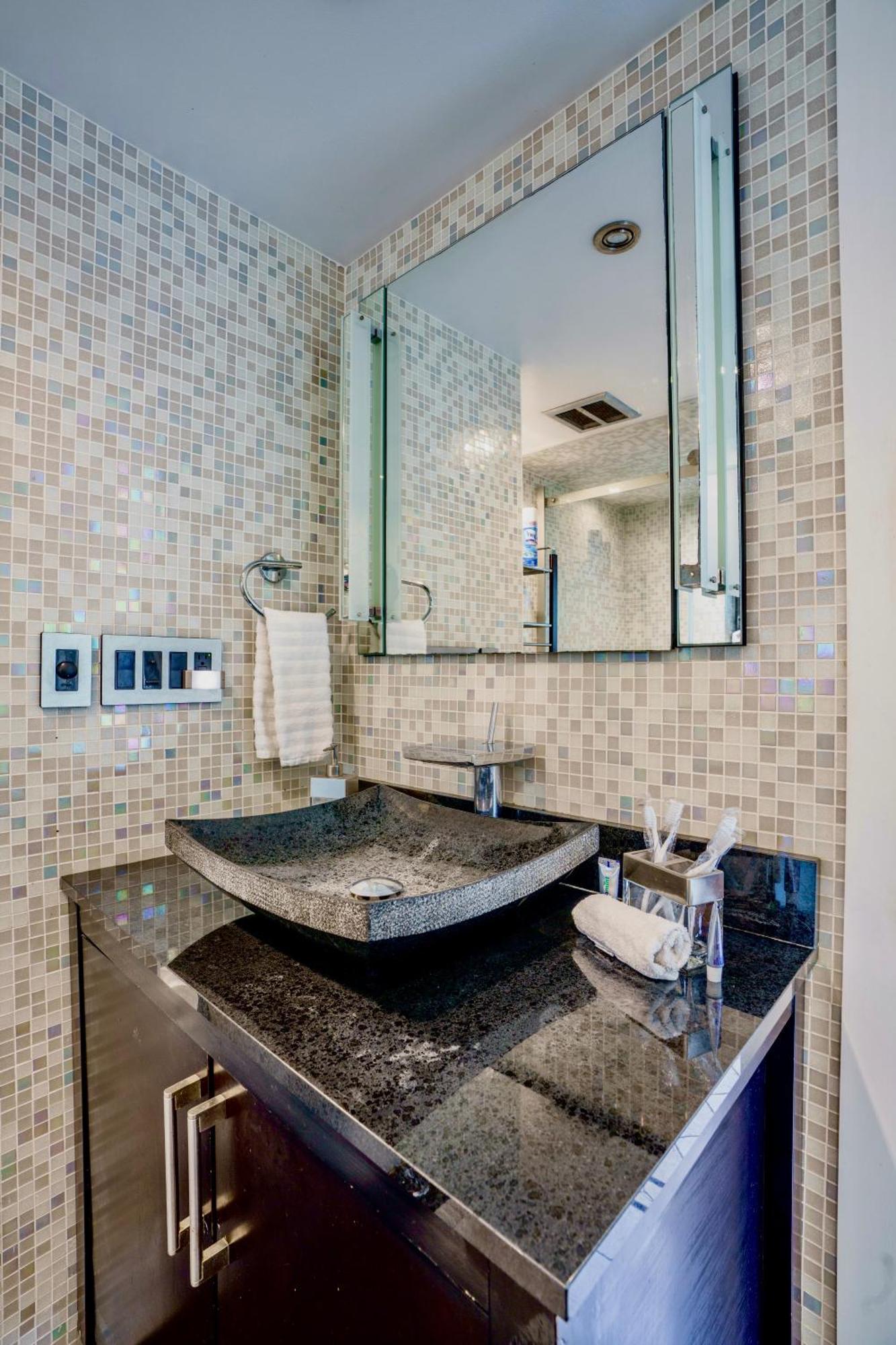 Seaside Haven: Gated 2-Bedroom with Den and Parking Miami Exterior photo
