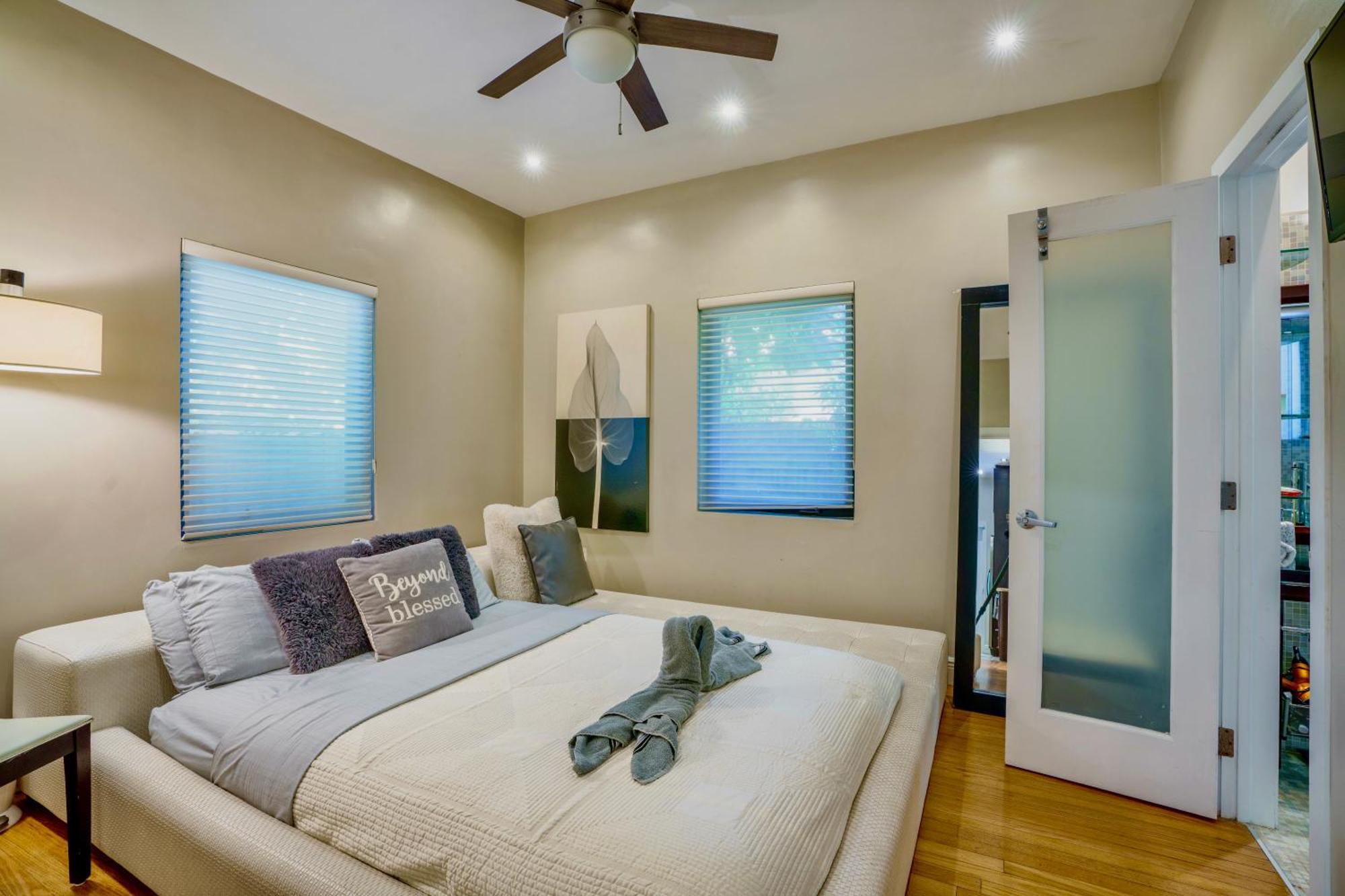 Seaside Haven: Gated 2-Bedroom with Den and Parking Miami Exterior photo