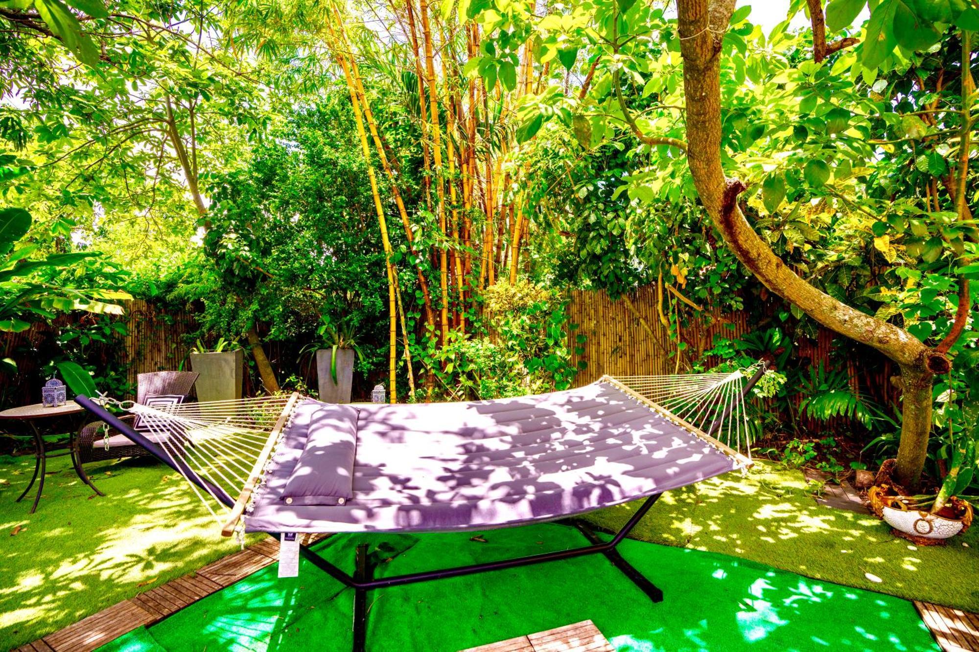Seaside Haven: Gated 2-Bedroom with Den and Parking Miami Exterior photo