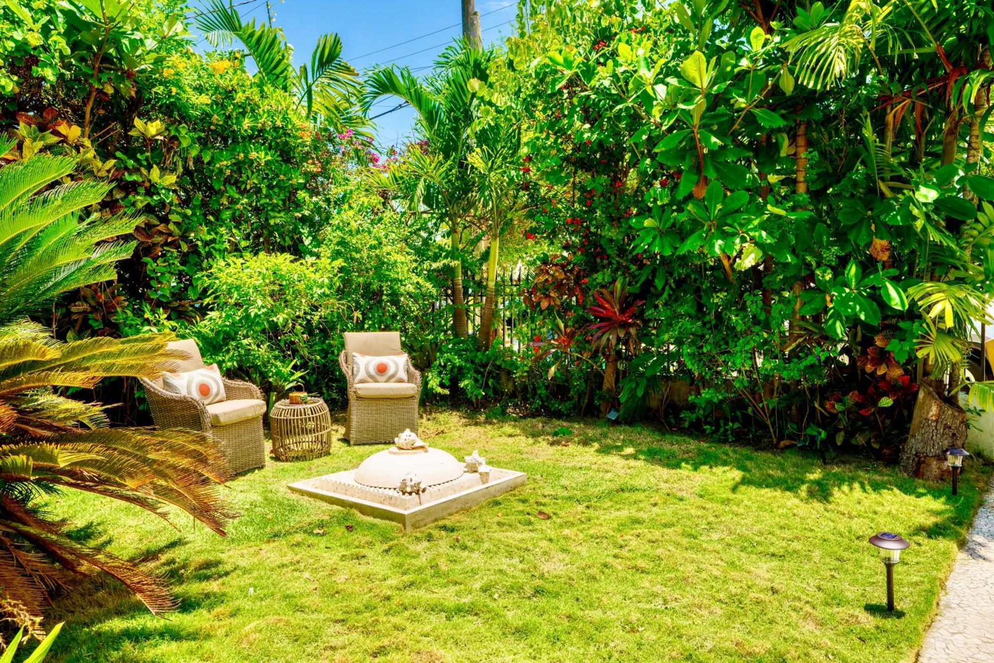 Seaside Haven: Gated 2-Bedroom with Den and Parking Miami Exterior photo